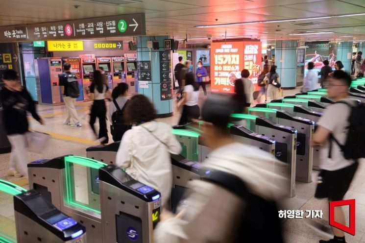 잠실역에서 내린 승객들이 개찰구를 나가고 있다.