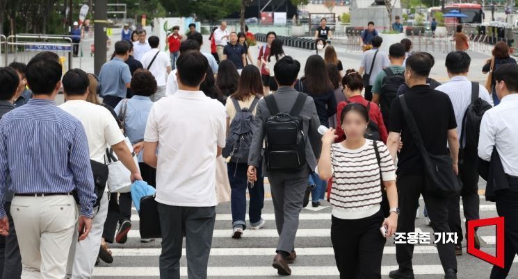 서울 종로구 광화문 네거리에서 시민들이 출근길 발걸음을 재촉하고 있다.