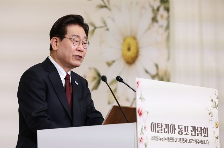 이재명 대통령이 15일(현지시간) 이탈리아 로마 한 호텔에서 열린 동포 간담회에서 격려사를 하고 있다. 2026.6.15 연합뉴스