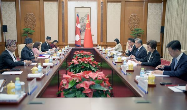 중국 외교부 왕이 중국공산당 중앙외사판공실 주임이 시시르 카날 네팔 신임 외무장관을 만났다. 중국 외교부.