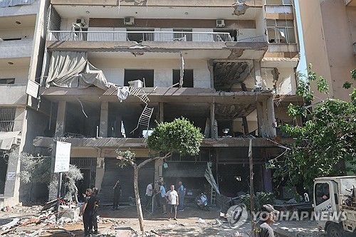 이스라엘군의 공습을 받은 레바논 수도 베이루트 남쪽 외곽의 아파트. 연합뉴스.