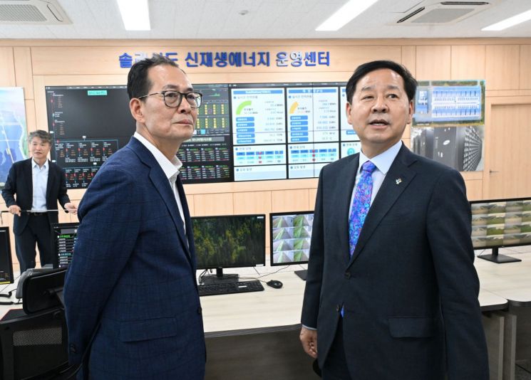 구윤철 경제부총리 겸 재정경제부 장관이 16일 5극 3특(5개 초광역권-전남 해남과 3개특별자치도) 산업현장 점검일환으로 전남 핵심성장 동력인 해남 솔라시도를 방문, 운영센터를 둘러보고 있다. 재정경제부.