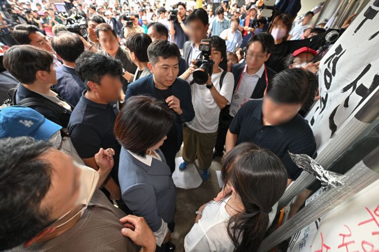 6·3 지방선거 투표용지 부족 사태로 촉발된 잠실 개표소 봉쇄 시위가 이어진 16일 유승민 대한체육회장이 서울 송파구 올림픽공원 핸드볼경기장에서 진입로를 막고 있는 시민과 대화하고 있다. 연합뉴스