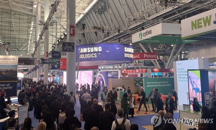 지난해 6월 미국 보스턴에서 열린 바이오USA 행사장이 참가자로 붐비고 있다. 연합뉴스
