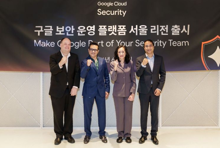구글 클라우드 관계자들이 구글 보안 운영 플랫폼 출시 기념 행사를 진행하고 있다. 구글 클라우드