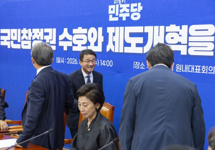 한병도 더불어민주당 원내대표가 17일 국회에서 열린 국민참정권 수호와 제도 개혁을 위한 토론회에 입장해 의원 및 패널들과 인사하고 있다. 연합뉴스