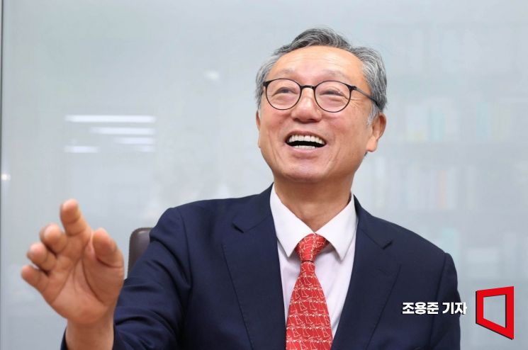 이성훈 한국화랑협회장이 서울 종로구 협회 사무실에서 아시아경제와 인터뷰 하고 있다. 조용준 기자