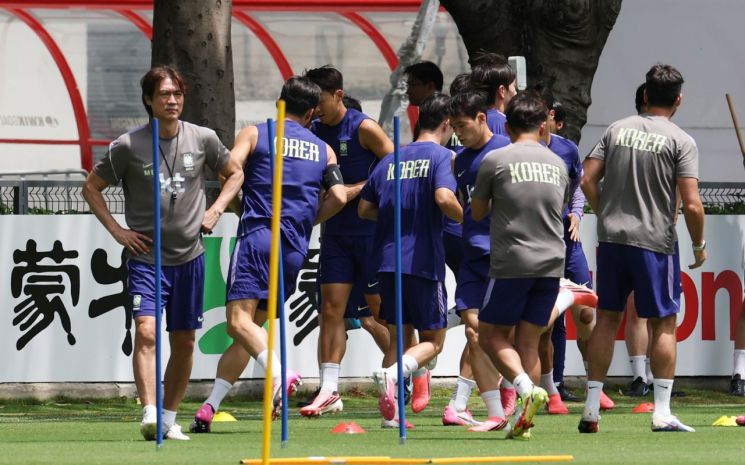 2026 북중미 월드컵 멕시코와 2차전을 앞둔 한국 축구 국가대표팀 홍명보 감독이 지난 15일(현지시간) 멕시코 과달라하라 인근 사포판의 치바스 바예 베르데에서 팀 훈련을 지켜보고 있다. 연합뉴스