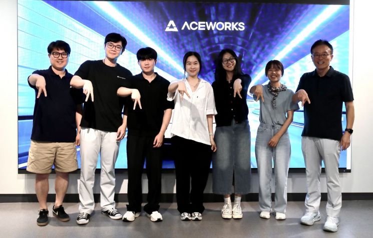 Participants of the overseas internship mid-term presentation held at ACEWORKS headquarters in Gangnam-gu, Seoul, on the 16th are taking a commemorative photo. From the left: Seungbum Park, CEO of ACEWORKS; Yujin Lee, Intern; Taehun Ryu, Intern; Yejin Jung, Intern; Seoyoon Yang, Intern; Oksun Yoo, Head of HR at ACEWORKS; Myungho Sunwoo, former Vice President of Hanyang University. Photo by Jongmin Paek, Tech Specialist