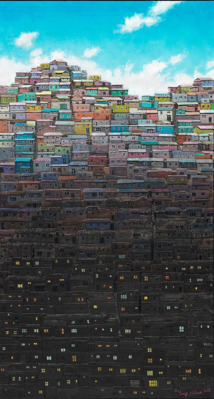 해동네, 2022, 골판지 부조 위에 유채, 95.6×51.8cm. ACC