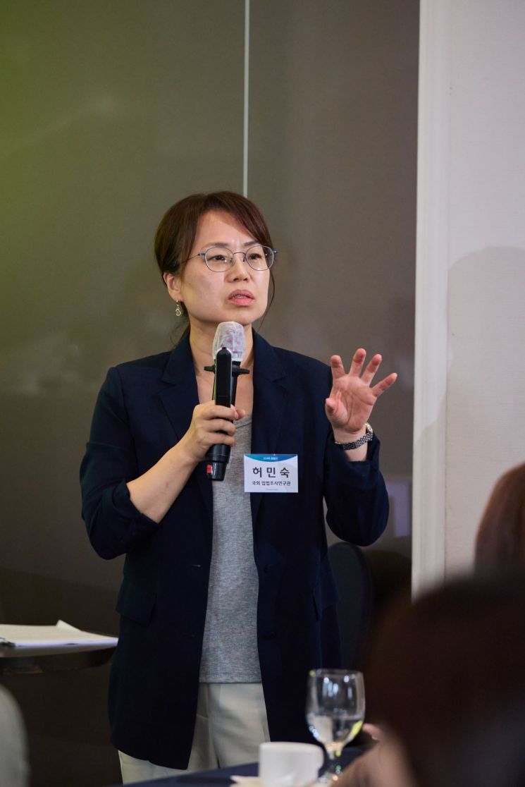 허민숙 국회입법조사처 입법조사연구관이 17일 열린 포럼W에서 '사라지는 목소리들, 지켜야 할 뉴스룸'을 주제로 발표하고 있다. 한국여성기자협회 제공