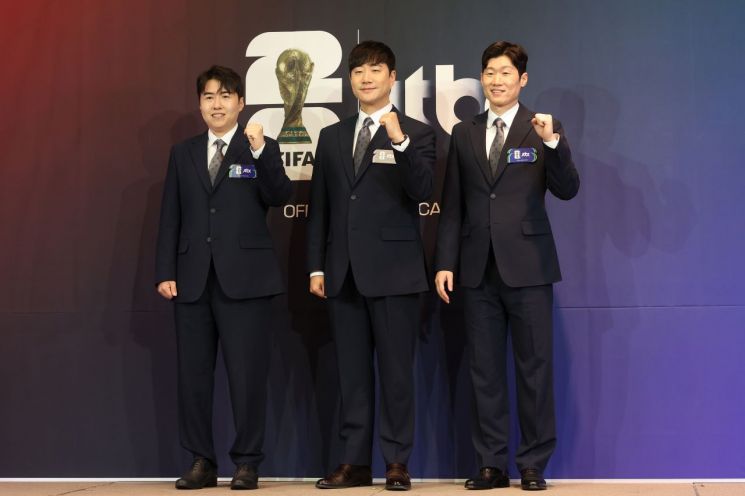김환 해설위원, 배성재 캐스터, 박지성 해설위원이 21일 서울 중구 앰배서더 서울 풀만에서 열린 JTBC '2026 FIFA 북중미 월드컵' 기자간담회에서 포즈를 취하고 있다. 연합뉴스