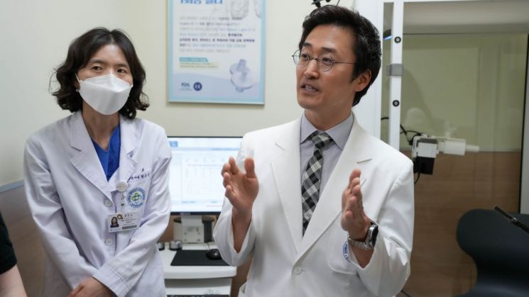 문지용 건국대학교병원 호흡기·알레르기내과 교수가 16일 서울 광진구 건국대병원에서 폐기능검사에 대해 설명하고 있다. 질병관리청