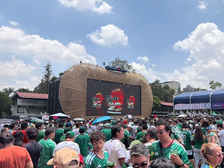 지난 11일(현지시간) 멕시코시티에서 열린 대규모 축제 '캄포 마르테 26' 현장에 설치된 대형 스크린을 통해 농심 신라면 홍보 영상이 나오고 있다. 농심 제공