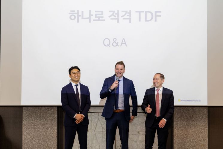 18일 서울 더 플라자 호텔에서 열린 '하나로 TDF 투자전략 간담회'에서 프랭크 쿡(가운데) 올스프링 글로벌솔루션부문 총괄, 마티아스 샤이버(오른쪽) 올스프링 멀티에셋부문 총괄, 김석환 NH-Amundi자산운용 솔루션팀장이 질의응답을 진행하고 있다. NH-Amundi운용