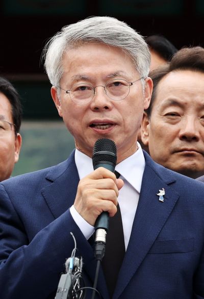 더불어민주당 민형배 전남광주통합특별시장 당선인이 지난 4일 오전 광주 북구 운정동 국립 5·18 민주묘지에서 참배를 마친 뒤 발언하고 있다. 연합뉴스