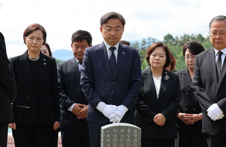 신장식  조국혁신당 대표 권한대행이 18일 광주 북구 국립5ㆍ18민주묘지를 찾아 참배하고 있다. 연합뉴스