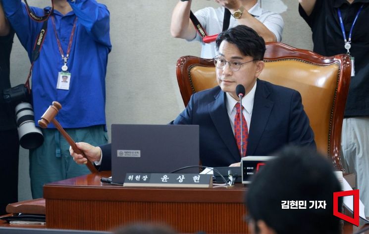 18일 국회에서 열린 ‘전국 동시 지방선거 투표용지 부족사태 등 국민참정권 침해 진상규명 및 선거관리개혁을 위한 국정조사특위’ 1차 전체회의에서 윤상현 위원장이 의사봉을 두드리고 있다. 2026.6.18 김현민 기자