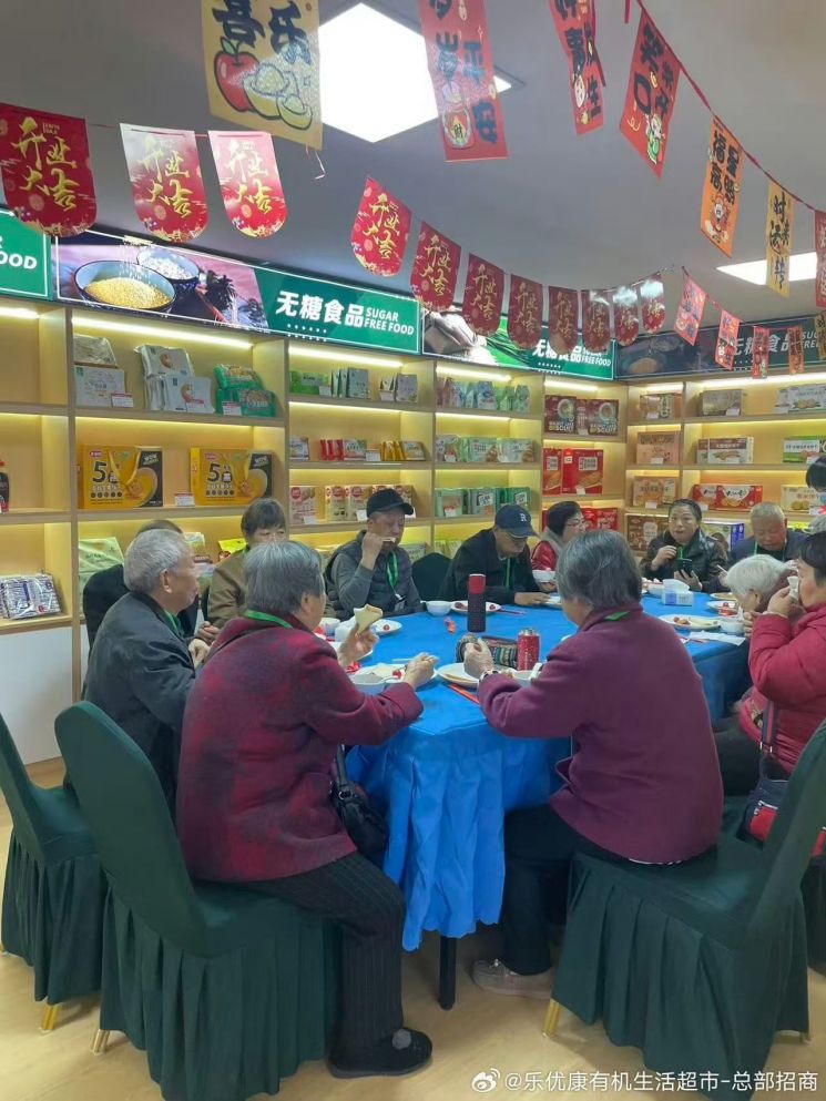 실버산업 관련 박람회에 모인 노인들. 중국 웨이보.