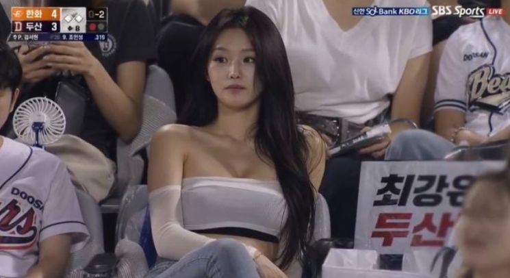 '야구장 여신'으로 유명해진 여성. AI로 만든 이미지로 드러났다. SNS 캡쳐