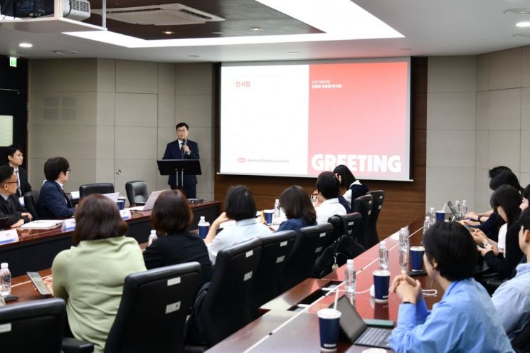 심병화 한미약품 성장지원부문장(부사장)이 이달 12일 평택 바이오플랜트에서 열린 국내 증권사 애널리스트 초청 기업설명회(IR)에서 인사말을 하고 있다. 한미약품