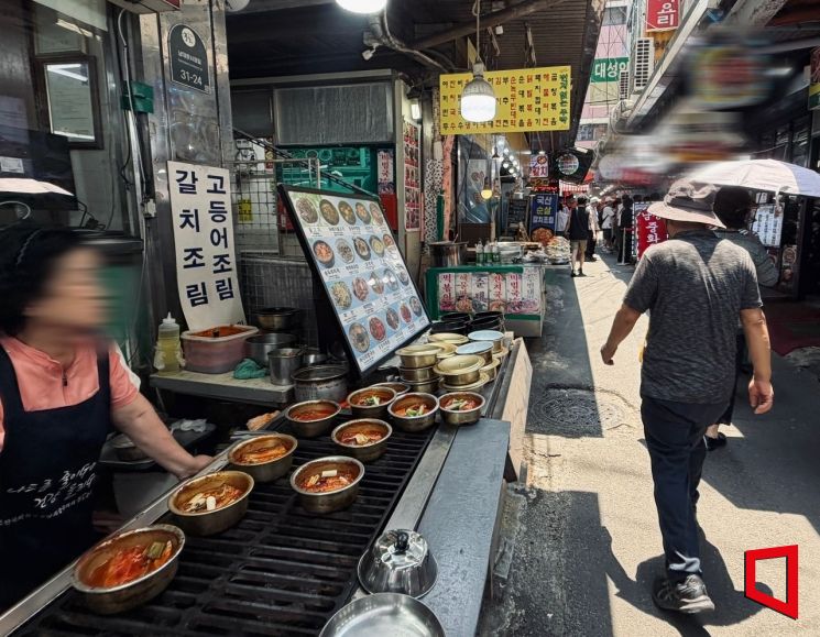 지난 16일 점심시간 서울 중구 남대문시장 갈치골목이 한산한 모습을 보이자 한 상인이 가게 앞에서 손님을 부르고 있다. 박호수 기자