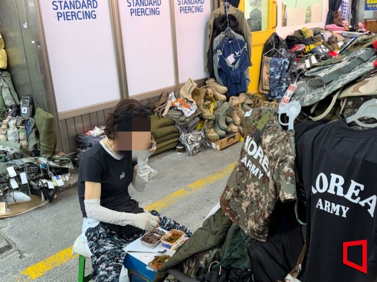 서울 중구 남대문시장의 한 의류매장에서 상인이 집에서 가져온 도시락으로 점심을 해결하고 있다. 박호수 기자