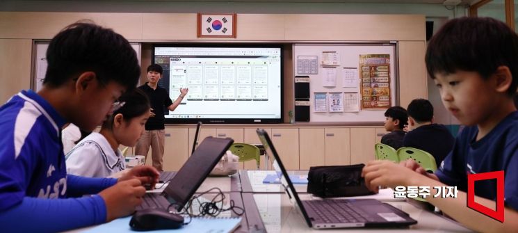 지난달 18일 서울가동초등학교 4학년 학생들이 인공지능(AI) 기술과 바이브코딩 수업 도구를 활용해 국어 공부를 하고 있다. 윤동주 기자