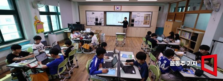 백인규 서울가동초등학교 교사가 18일 인공지능(AI)을 활용해 직접 제작한 교육 프로그램으로 학생들에게 국어 과목을 가르치고 있다.  윤동주 기자
