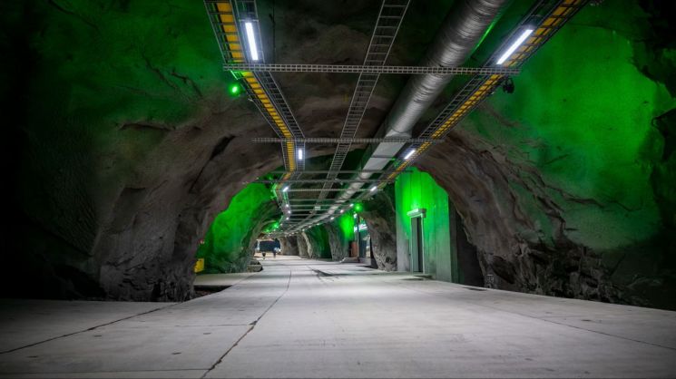 노르웨이 레프달 광산 데이터센터(Lefdal Mine Datacenter) 내부. 폐광으로 사용되던 갱도를 데이터센터로 전환한 시설로, 산악 암반과 인근 피오르의 차가운 해수를 냉각원으로 활용한다. 과거 광물을 캐던 공간이 AI 시대 데이터 인프라로 재탄생한 사례로 꼽힌다. 레프달 광산 데이터센터(Lefdal Mine Datacenter) 제공