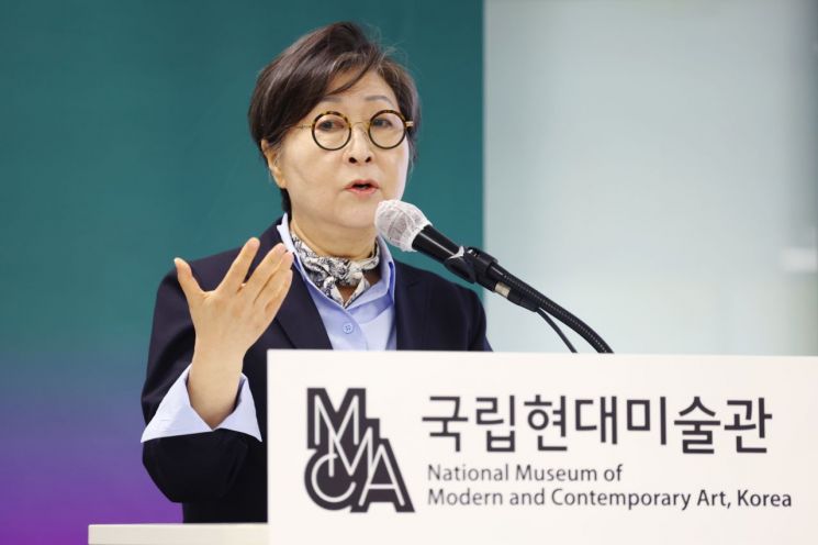 김성희 국립현대미술관장이 18일 서울 종로구 국립현대미술관 서울에서 열린 기획전 '이것은 개념미술이 (아니)다' 기자간담회에서 인사말을 하고 있다. 연합뉴스