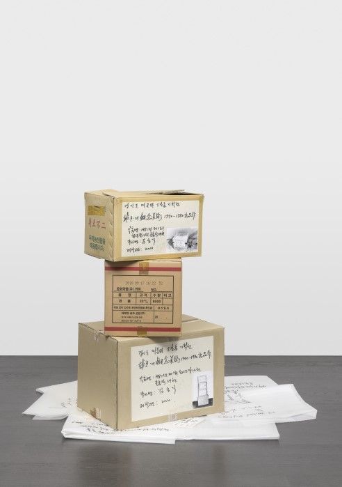 김용익, '무제(1981년 《제1회 청년작가전》)', 1981(2010 재제작), 포장 상자에 사진, 잉크, PE폼, 가변크기. 국제갤러리