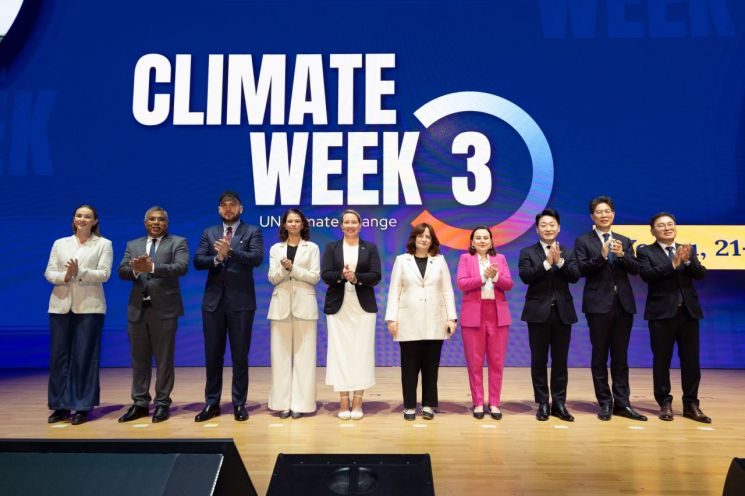 Lee Hohyun, Vice Minister of the Ministry of Climate, Energy and Environment, is taking a commemorative photo with attendees at the 3rd UN Climate Change Convention Climate Week High-Level Ceremony held on the 24th at the Yeosu Expo Convention Center in Yeosu, Jeonnam. Photo by Yonhap News Agency