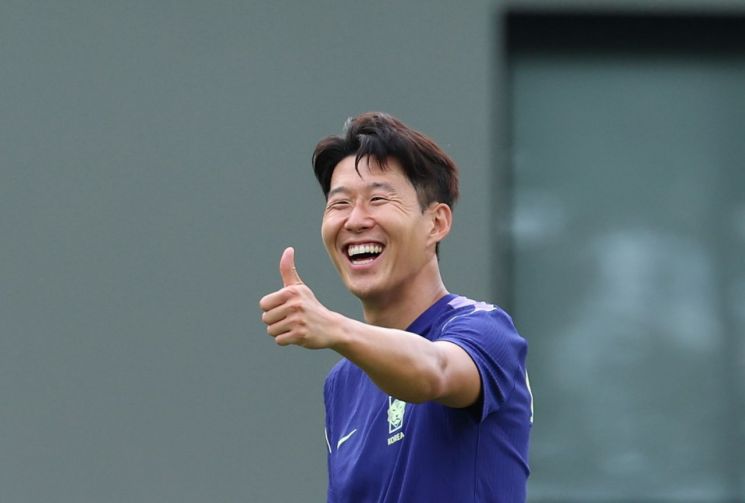 2026 북중미 월드컵에 출전한 한국 축구 국가대표팀 손흥민이 지난 17일(현지시간) 오후 멕시코 과달라하라 인근 사포판의 치바스 바예 베르데에서 훈련을 하던 중 미소를 짓고 있다. 연합뉴스