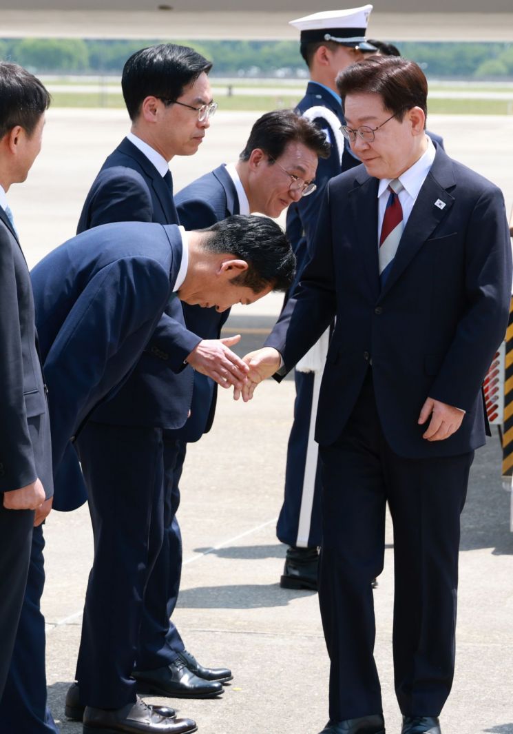G7 정상회의와 유럽 순방을 마치고 귀국한 이재명 대통령이 지난 18일 성남 서울공항에서 환영나온 더불어민주당 정청래 대표와 인사하고 있다. 연합뉴스