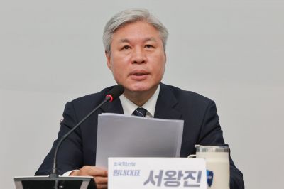 조국혁신당 서왕진 원내대표가 9일 국회에서 열린 의원총회에서 발언하고 있다. 연합뉴스