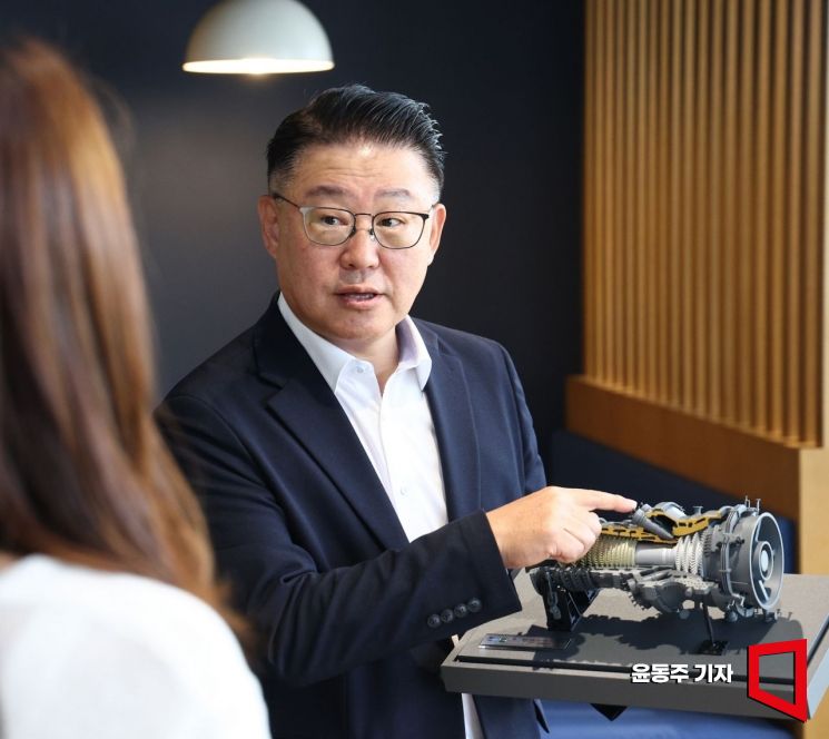 이상언 두산에너빌리티 가스터빈(GT) 설계담당 상무가 모형을 통해 본지 기자에게 가스터빈에 대해 설명하고 있다. 윤동주 기자