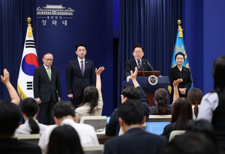 이재명 대통령이 19일 청와대 춘추관에서 열린 G7참석·유럽순방 결과 브리핑에서 취재진 질문을 받고 있다. 2026.6.19 연합뉴스