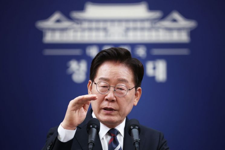 이재명 대통령이 19일 청와대 춘추관에서 열린 G7 참석·유럽 순방 결과 브리핑에서 취재진 질문에 답하고 있다. 2026.6.19 연합뉴스