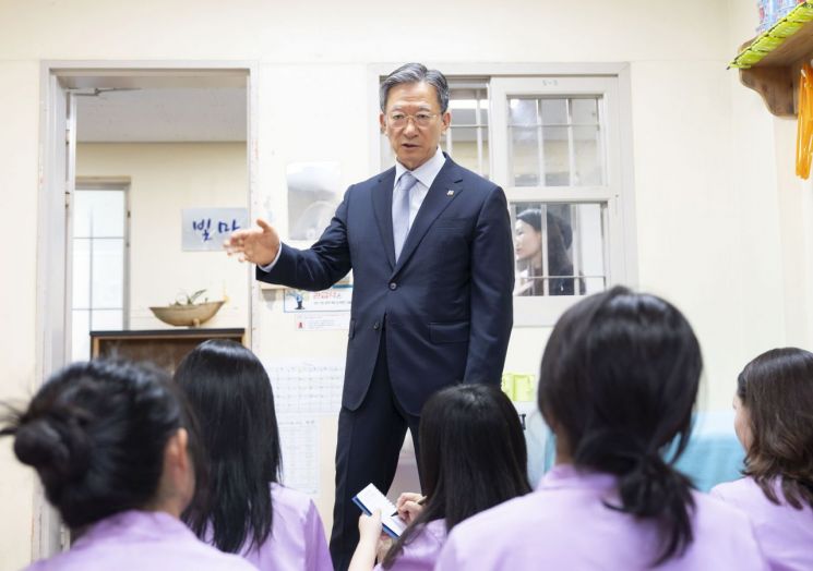정성호 법무부 장관이 17일 청주여자교도소에서 제3차 교정시설 현장 진단을 실시하고 있다. 법무부 제공