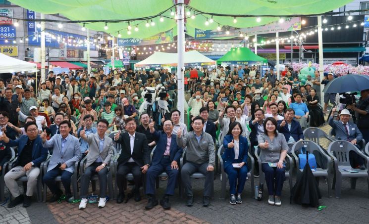지난 19일 용인중앙시장에서 이상일 시장과 별빛마당 야시장 참석자들이 기념 사진을 찍고 있다. 용인시 제공