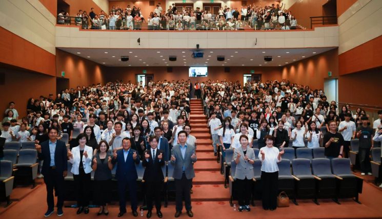 20일 용인시청 에이스홀에서 용인시장학재단의 '2026년도 장학증서 수여식'을 열고 있다. 용인시 제공