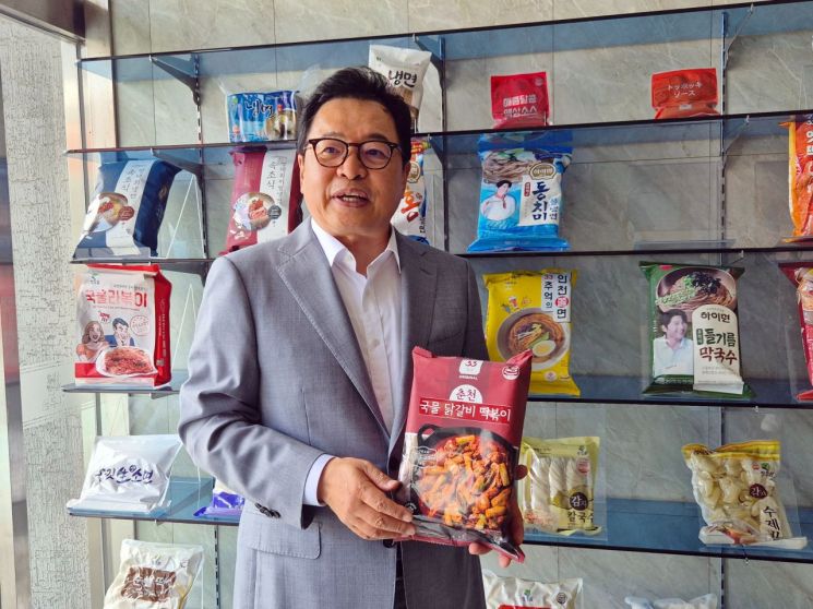 이호성 산돌식품 대표가 지난 18일 강원 홍천군 산돌식품 본사에 전시된 제품들을 소개하고 있다. 최호경 기자