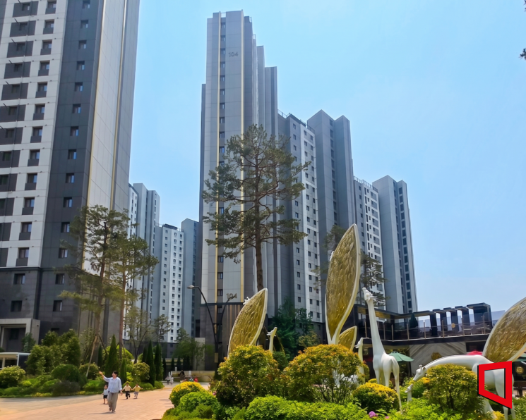 로열파크씨티Ⅱ 단지 내 어린이집 아이들이 교사와 산책하고 있다. 최서윤 기자