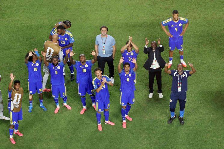 퀴라소 축구 대표팀 선수들이 21일(한국시간) 미국 미주리주 캔자스 시티 스타디움에서 열린 2026 북중미 월드컵 조별리그 E조 2차전에서 에콰도르와 0-0으로 비겨 첫 승점을 획득한 뒤 관중에게 인사하고 있다. AFP연합뉴스