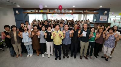 지난 19일 광주 광산구 송정다누리센터에서 열린 ‘1313마을돌봄지원가 마을공감소 개소식’ 참석자들이 기념촬영을 하고 있다. 광산구 제공