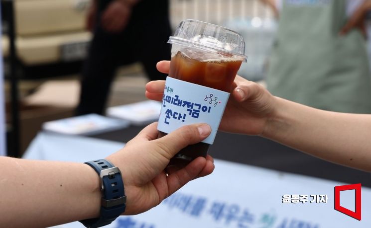 청년미래적금 가입 첫날인 22일 서울 성동구 성수동에서 서민금융진흥원 관계자들이 출근길 청년들에게 커피를 나눠주며 적금 상품을 홍보하고 있다. 2026.06.22 윤동주 기자