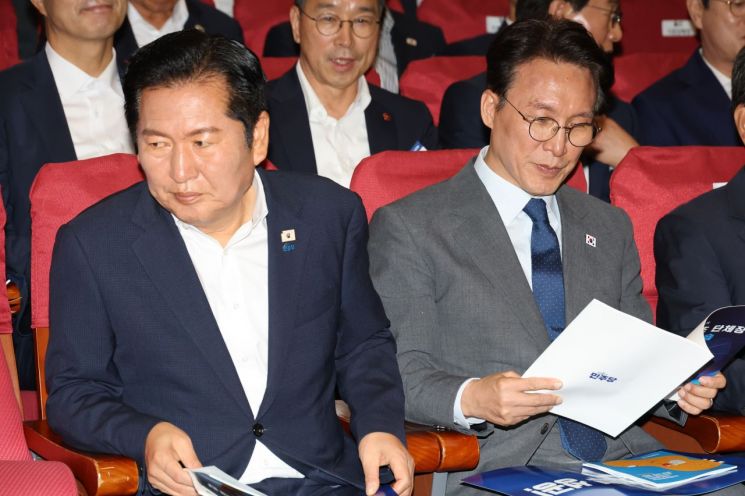 더불어민주당 정청래 전 대표와 김민석 국무총리가 지난 21일 국회 의원회관에서 열린 6·3 지방선거 단체장 당선자 워크숍에 참석했다. 연합뉴스