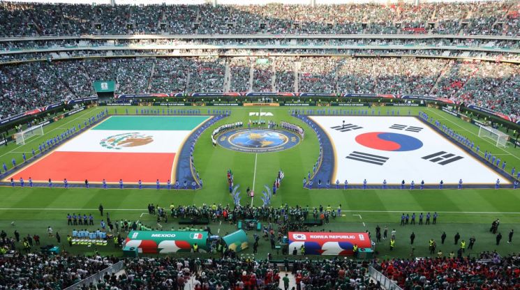 지난 18일(현지시간) 멕시코 사포판 과달라하라 스타디움에서 열린 2026 북중미 월드컵 A조 2차전 한국과 멕시코의 경기. 양팀 선수들이 경기 전 센터서클에 도열해 있다. 연합뉴스