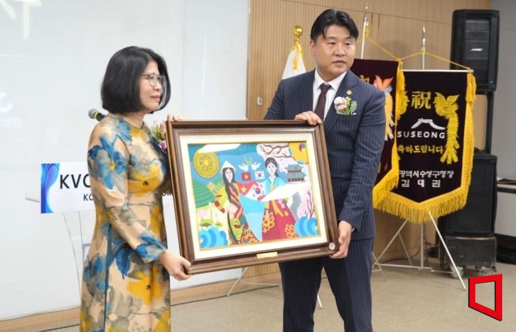 베트남 도안 프엉 란 총영사가 권재행 이사장에게 그림 선물을 하고 있다.[사진=권병건 기자]